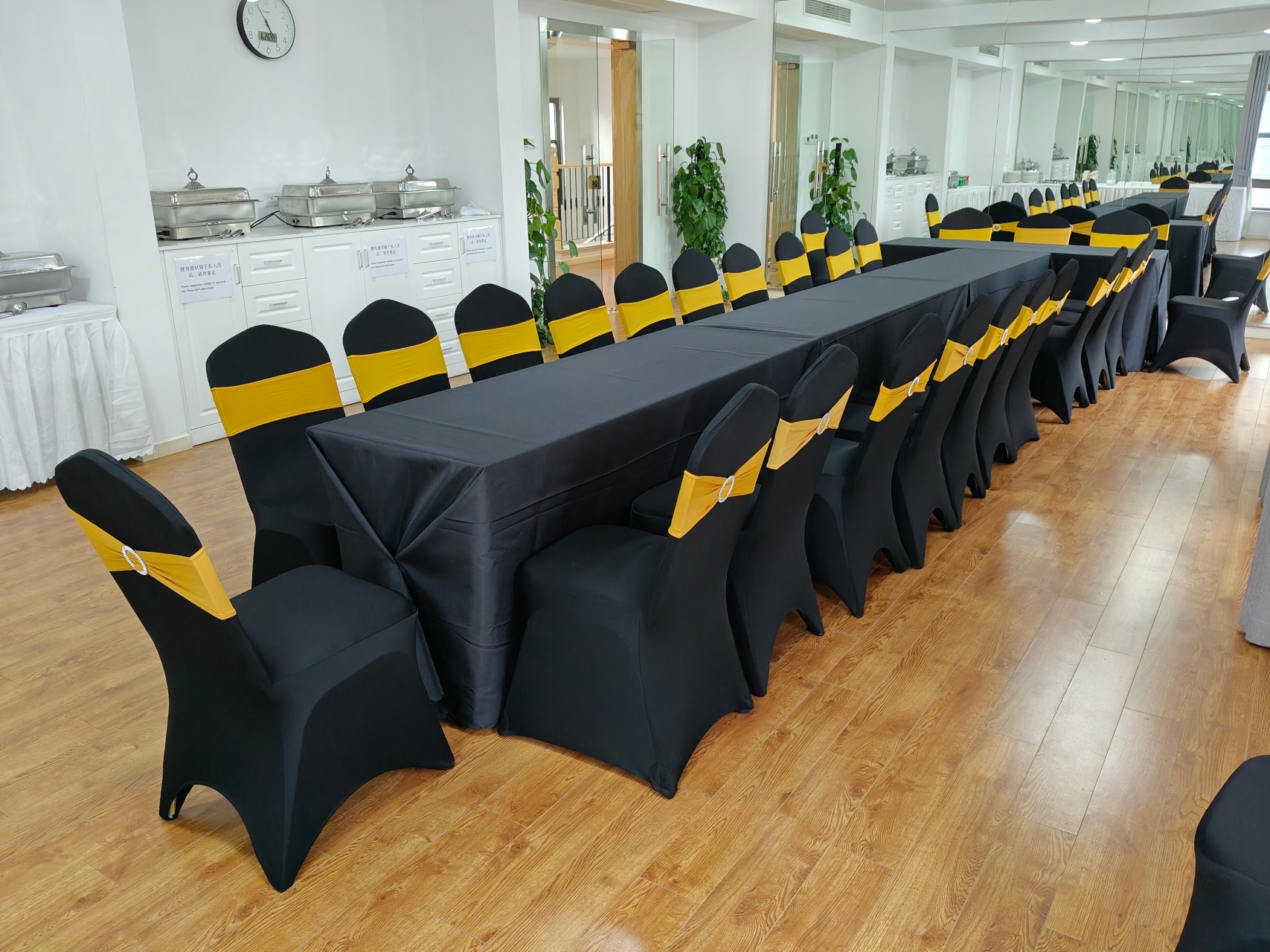 上海宴会桌椅租赁——黑色弹力椅套金色缎带宴会桌椅