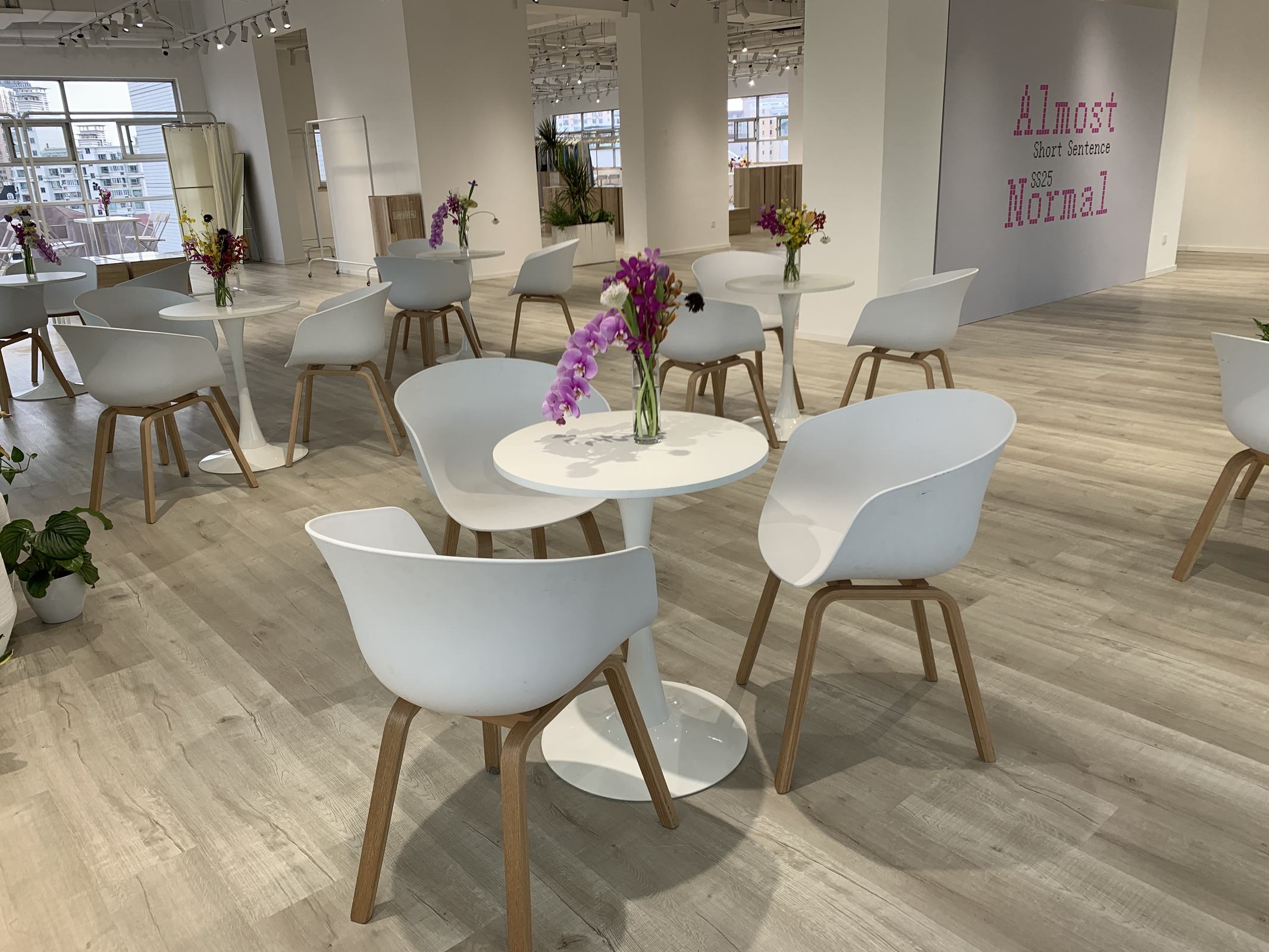 上海时装周Showroom家具租赁——龙门衣架出租、洽谈桌椅、梳妆台出租