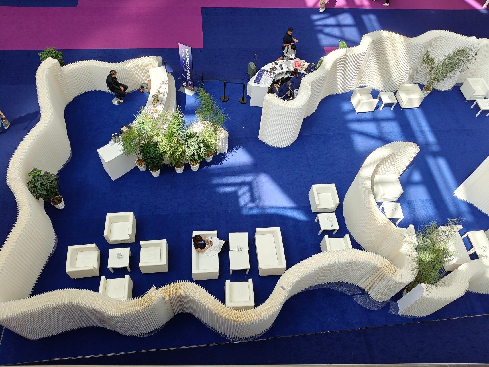 上海展会家具租赁实景——品牌展厅洽谈区白色弧形沙发茶几波浪隔断